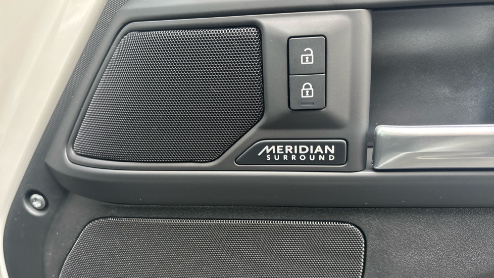 Land Rover Defender 3.0 D350 X-Dynamic HSE 90 3dr Auto Diesel Estate - Image 35