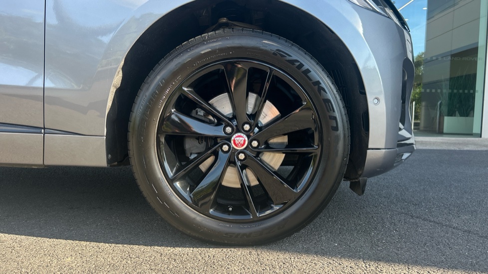 Jaguar F-Pace 2.0 D200 R-Dynamic SE 5dr Auto AWD Diesel Estate - Image 8