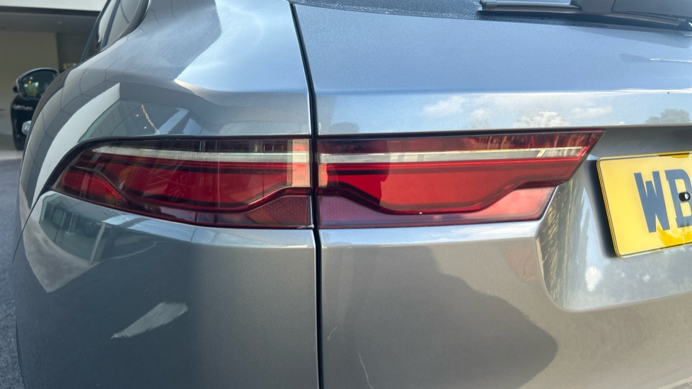 Jaguar F-Pace 2.0 D200 R-Dynamic SE 5dr Auto AWD Diesel Estate - Image 19