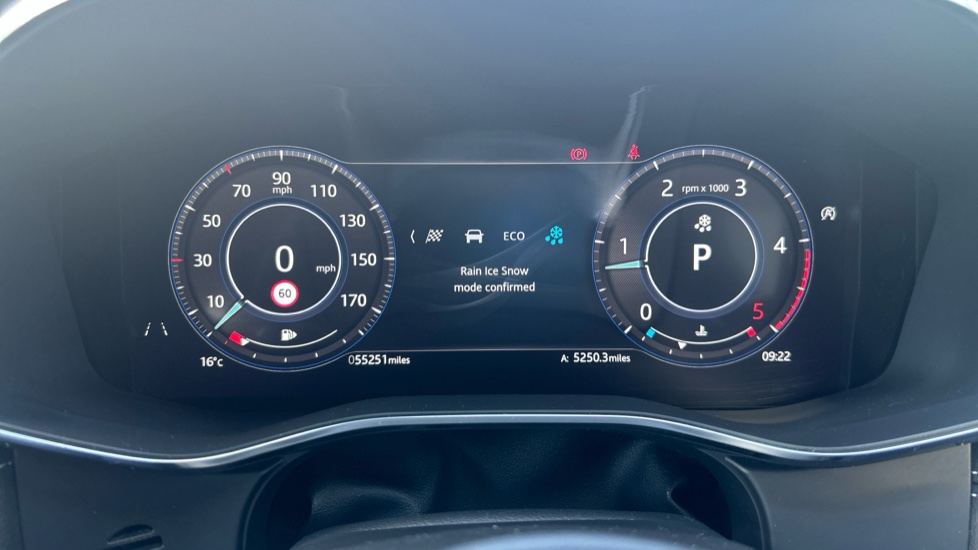 Jaguar F-Pace 2.0 D200 R-Dynamic SE 5dr Auto AWD Diesel Estate - Image 55