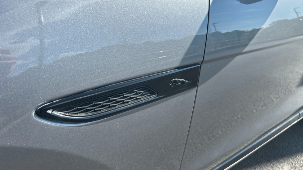 Jaguar F-Pace 2.0 D200 R-Dynamic SE 5dr Auto AWD Diesel Estate - Image 62