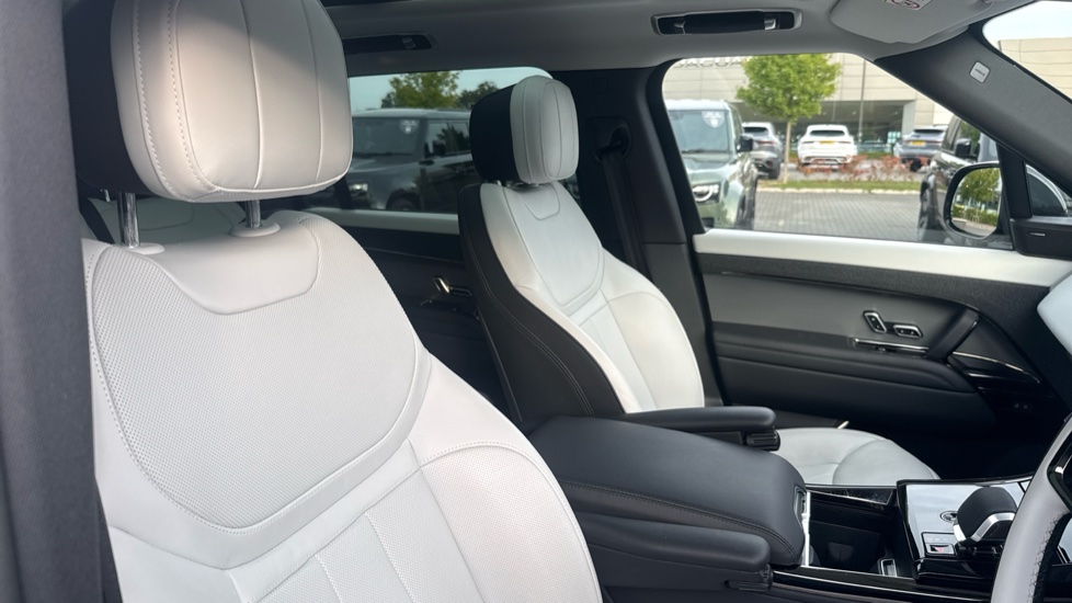 Land Rover Range Rover Sport 3.0 P460e Dynamic SE 5dr Auto Estate - Image 49