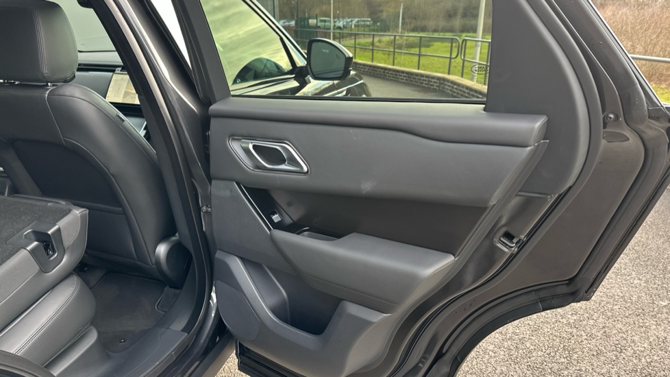 Land Rover Range Rover Velar 2.0 D200 MHEV Dynamic SE 5dr Auto Diesel Estate - Image 30