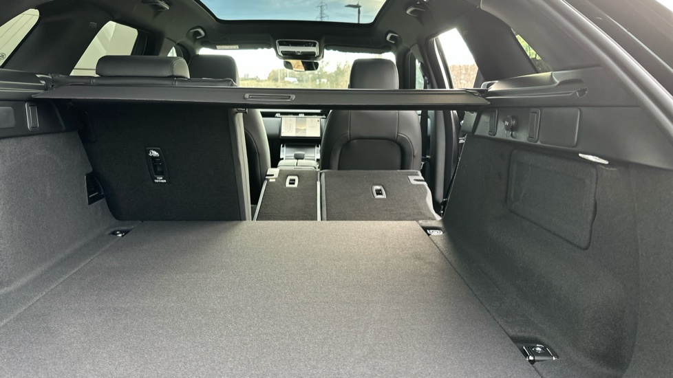 Land Rover Range Rover Velar 2.0 D200 MHEV Dynamic SE 5dr Auto Diesel Estate - Image 32