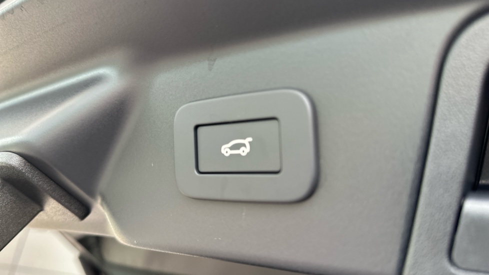 Land Rover Range Rover Velar 2.0 D200 MHEV Dynamic SE 5dr Auto Diesel Estate - Image 33