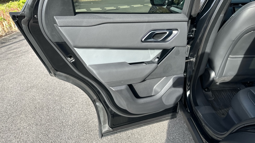 Land Rover Range Rover Velar 2.0 D200 MHEV S 5dr Auto Diesel Estate - Image 32
