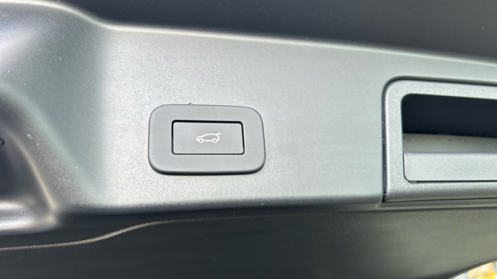 Land Rover Range Rover Evoque 2.0 D200 Dynamic SE 5dr Auto Diesel Hatchback - Image 32
