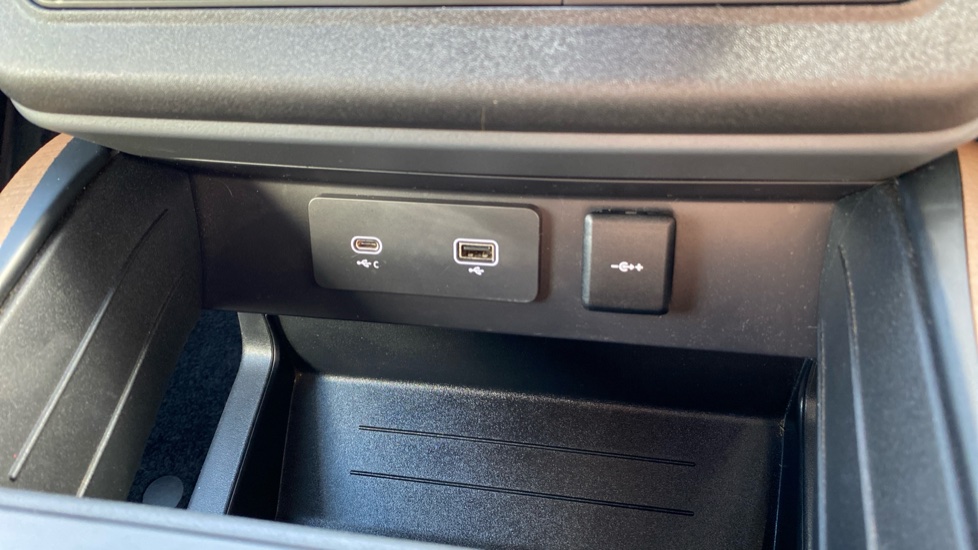 Land Rover Defender 3.0 D300 X 90 3dr Auto Diesel Estate - Image 33