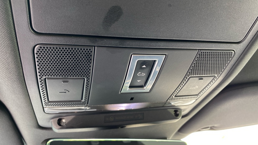 Land Rover Defender 3.0 D300 X 90 3dr Auto Diesel Estate - Image 46
