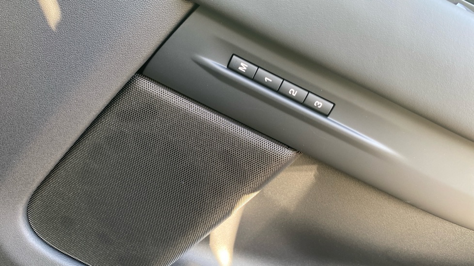 Land Rover Range Rover Evoque 2.0 D200 Autobiography 5dr Auto [Revised] Diesel Hatchback - Image 32