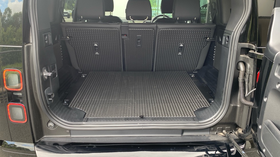 Land Rover Defender 3.0 D350 X-Dynamic SE 110 5dr Auto Diesel Estate - Image 10