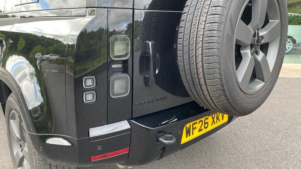 Land Rover Defender 3.0 D350 X-Dynamic SE 110 5dr Auto Diesel Estate - Image 19