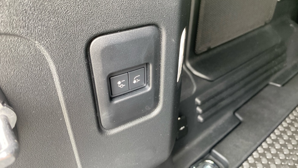 Land Rover Defender 3.0 D350 X-Dynamic SE 110 5dr Auto Diesel Estate - Image 21