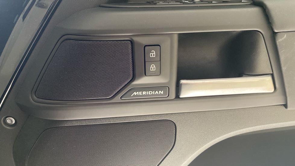 Land Rover Defender 3.0 D350 X-Dynamic SE 110 5dr Auto Diesel Estate - Image 37