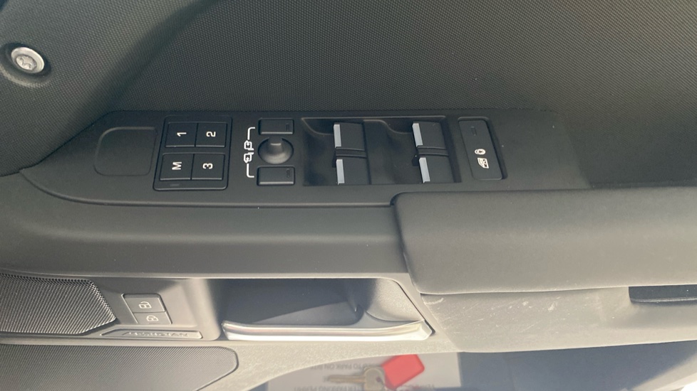Land Rover Defender 3.0 D350 X-Dynamic SE 110 5dr Auto Diesel Estate - Image 38