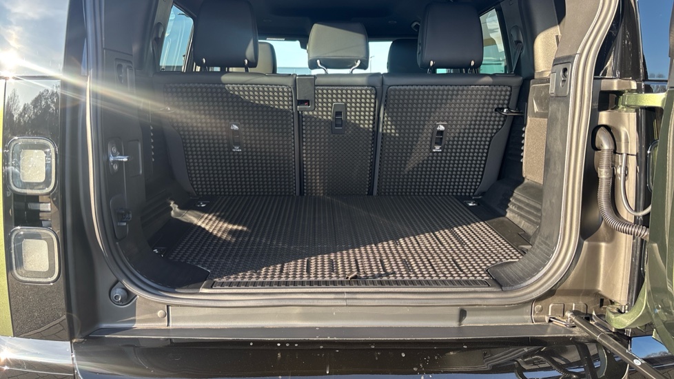 Land Rover Defender 3.0 D250 X-Dynamic SE 110 5dr Auto Diesel Estate - Image 10
