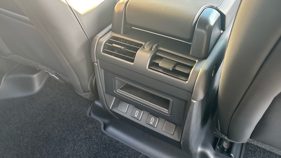 Land Rover Defender 3.0 D250 X-Dynamic SE 110 5dr Auto Diesel Estate - Image 18