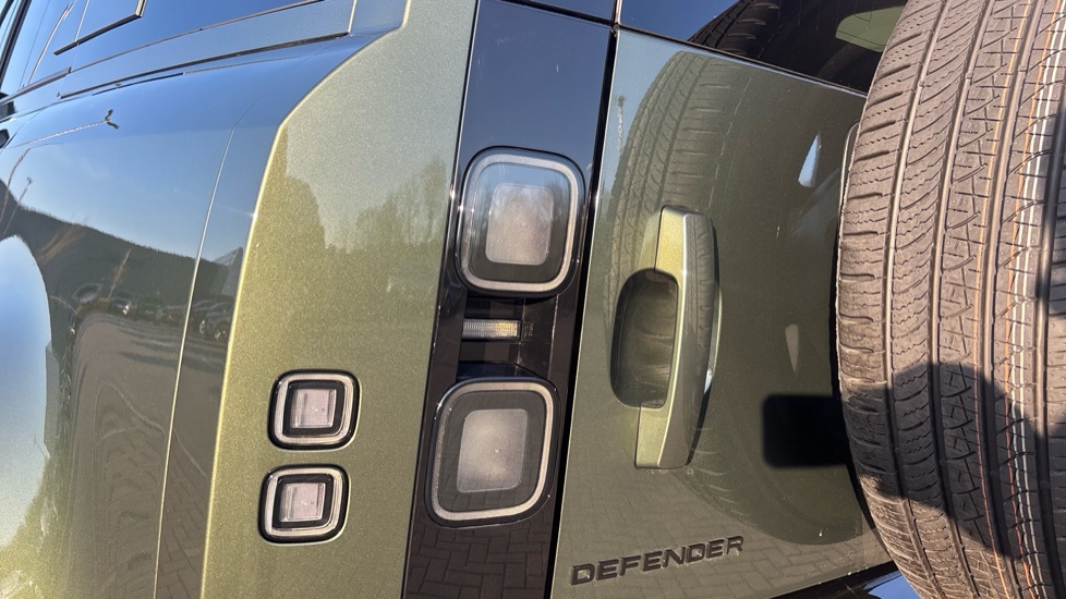 Land Rover Defender 3.0 D250 X-Dynamic SE 110 5dr Auto Diesel Estate - Image 19