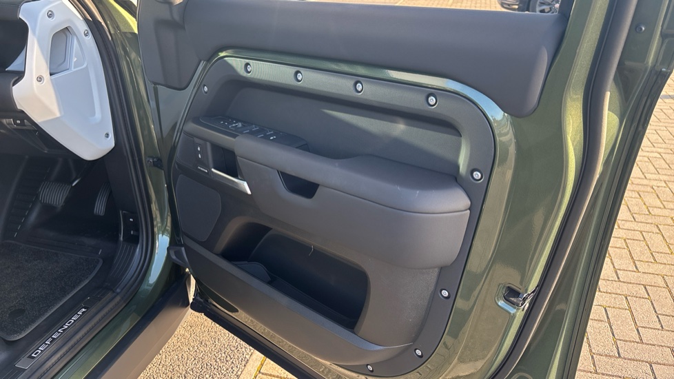 Land Rover Defender 3.0 D250 X-Dynamic SE 110 5dr Auto Diesel Estate - Image 22
