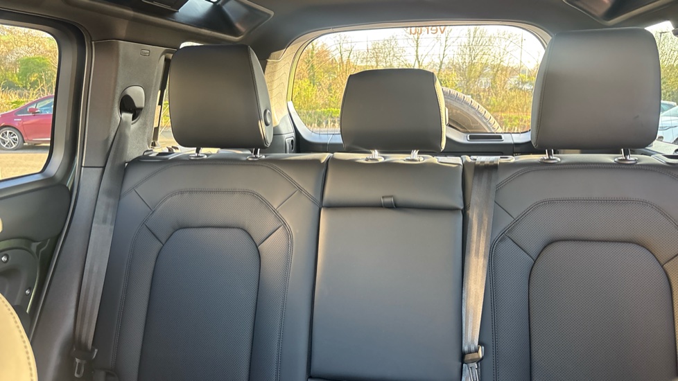 Land Rover Defender 3.0 D250 X-Dynamic SE 110 5dr Auto Diesel Estate - Image 34