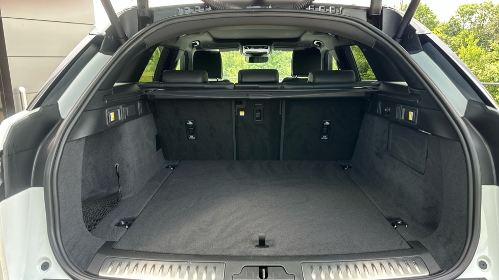 Land Rover Range Rover Velar 2.0 D200 MHEV Dynamic HSE 5dr Auto Diesel Estate - Image 10