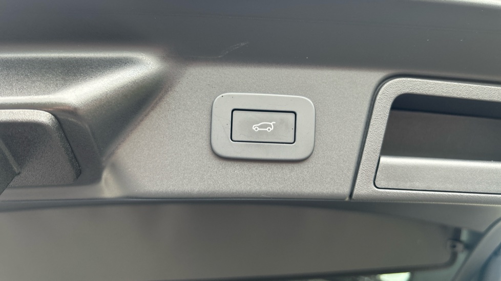 Land Rover Range Rover Velar 2.0 D200 MHEV Dynamic HSE 5dr Auto Diesel Estate - Image 35