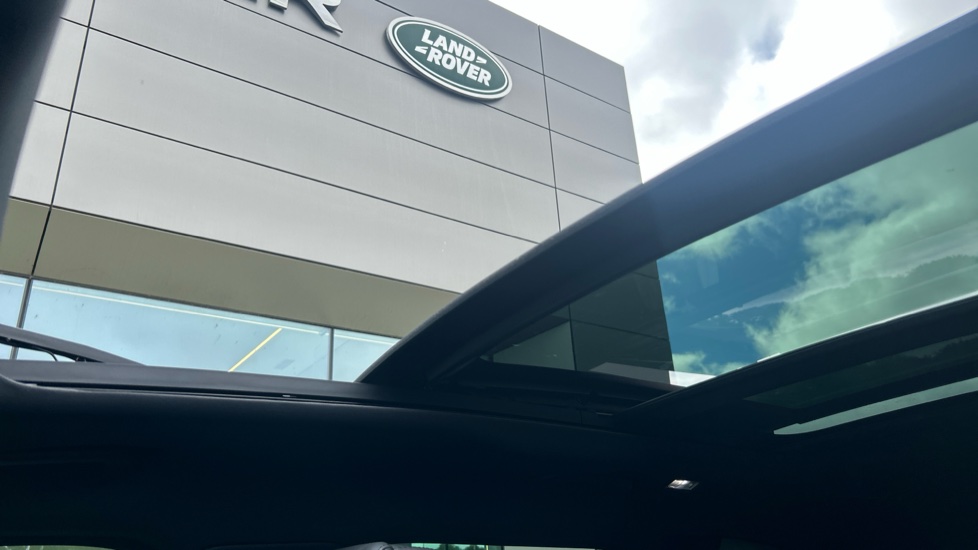 Land Rover Range Rover Velar 2.0 D200 MHEV Dynamic HSE 5dr Auto Diesel Estate - Image 47