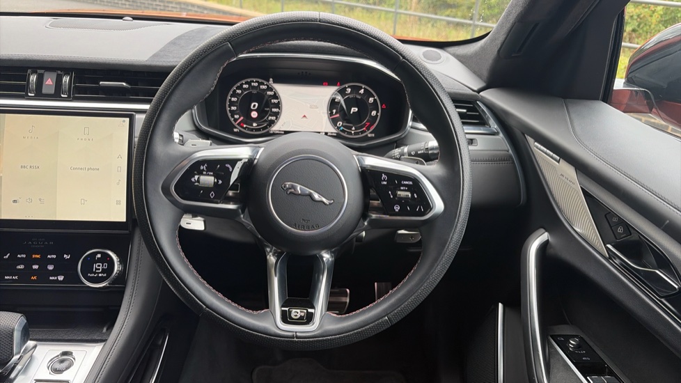 Jaguar F-Pace 5.0 V8 550 SVR 5dr Auto AWD Petrol Estate - Image 15
