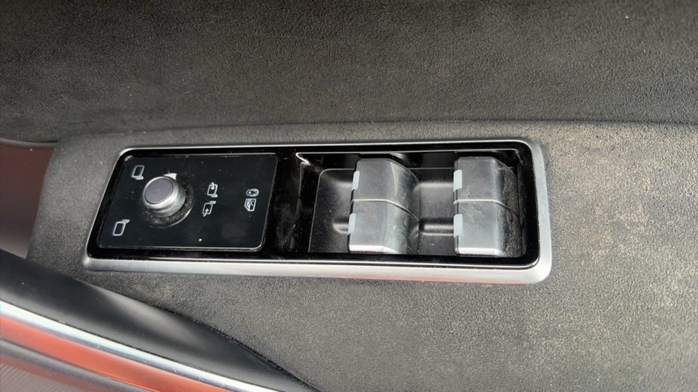 Jaguar F-Pace 5.0 V8 550 SVR 5dr Auto AWD Petrol Estate - Image 30