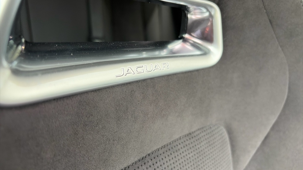 Jaguar F-Pace 5.0 V8 550 SVR 5dr Auto AWD Petrol Estate - Image 33