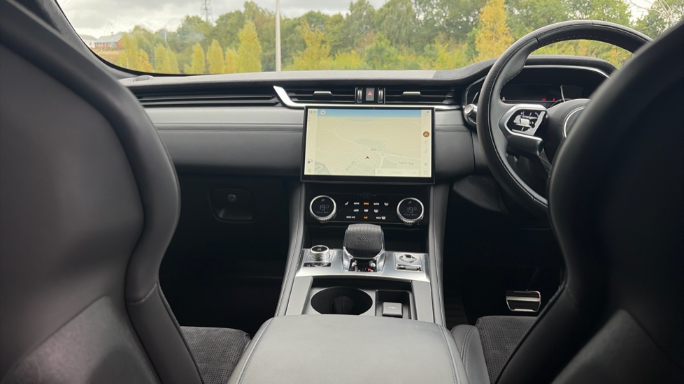 Jaguar F-Pace 5.0 V8 550 SVR 5dr Auto AWD Petrol Estate - Image 44