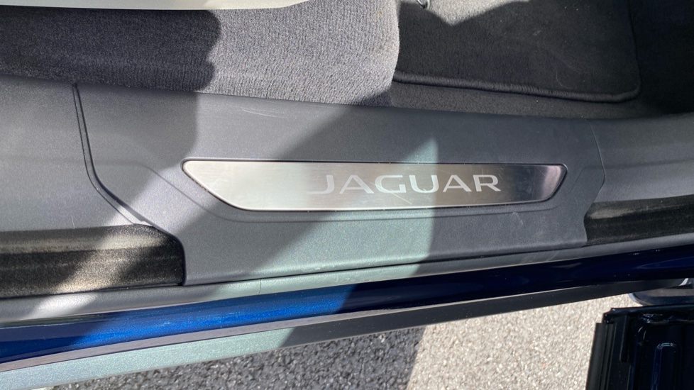 Jaguar F-Pace 2.0 D200 R-Dynamic SE Black 5dr Auto AWD Diesel Estate - Image 31