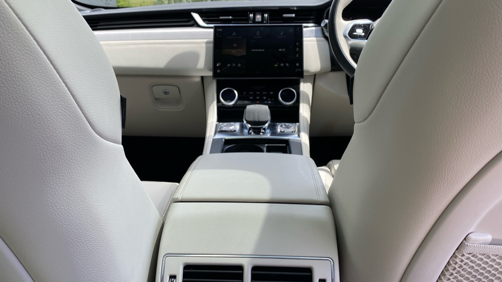 Jaguar F-Pace 2.0 D200 R-Dynamic SE Black 5dr Auto AWD Diesel Estate - Image 40