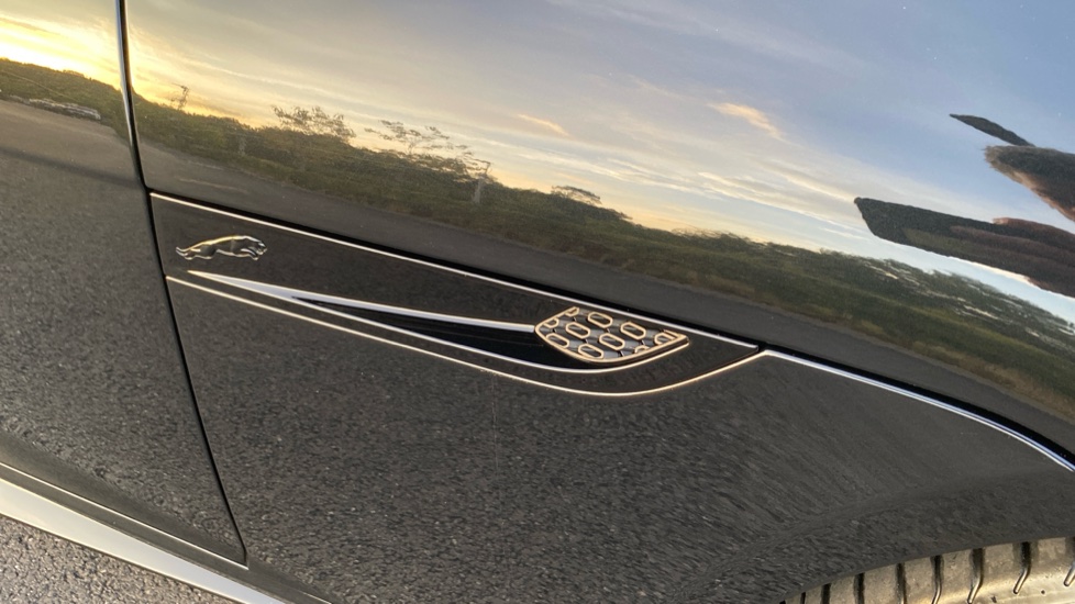 Jaguar F-Type 5.0 P450 Supercharged V8 75 2dr Auto AWD Petrol Coupe - Image 25