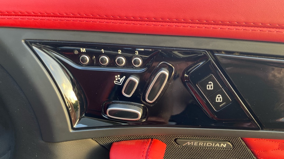 Jaguar F-Type 5.0 P450 Supercharged V8 75 2dr Auto AWD Petrol Coupe - Image 36