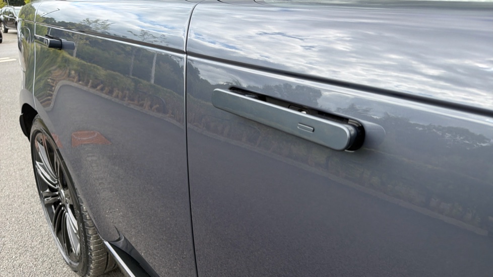Land Rover Range Rover 3.0 P400 Autobiography 4dr Auto Petrol Estate - Image 20