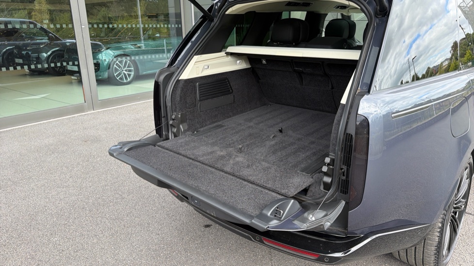 Land Rover Range Rover 3.0 P400 Autobiography 4dr Auto Petrol Estate - Image 32