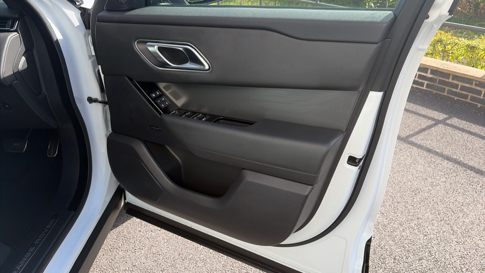 Land Rover Range Rover Velar 2.0 D200 MHEV Dynamic HSE 5dr Auto Diesel Estate - Image 25