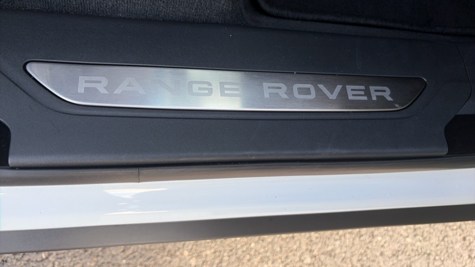 Land Rover Range Rover Velar 2.0 D200 MHEV Dynamic HSE 5dr Auto Diesel Estate - Image 28