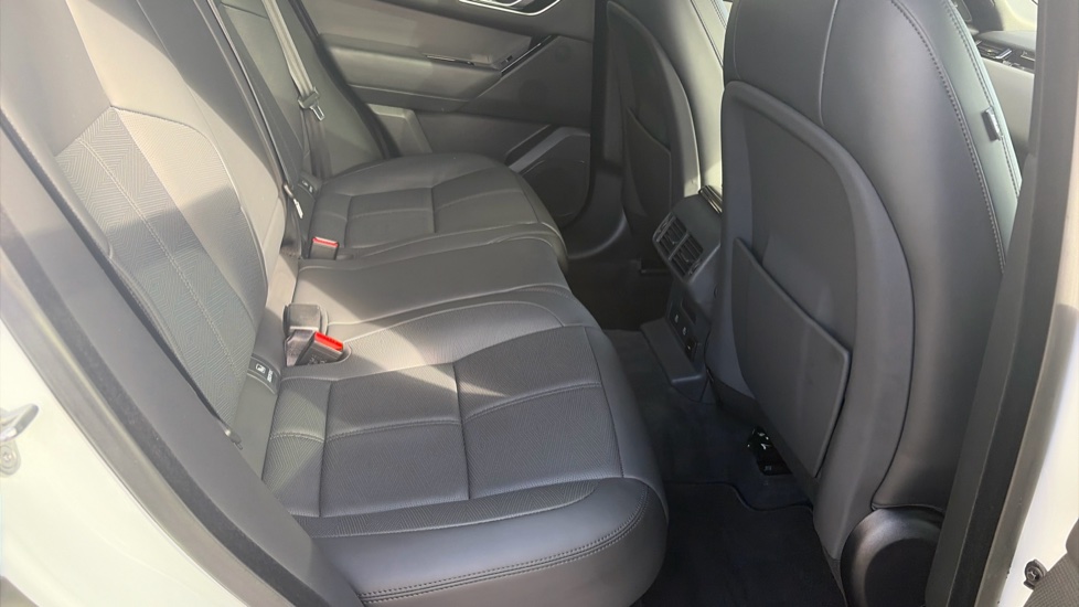 Land Rover Range Rover Velar 2.0 D200 MHEV Dynamic HSE 5dr Auto Diesel Estate - Image 32