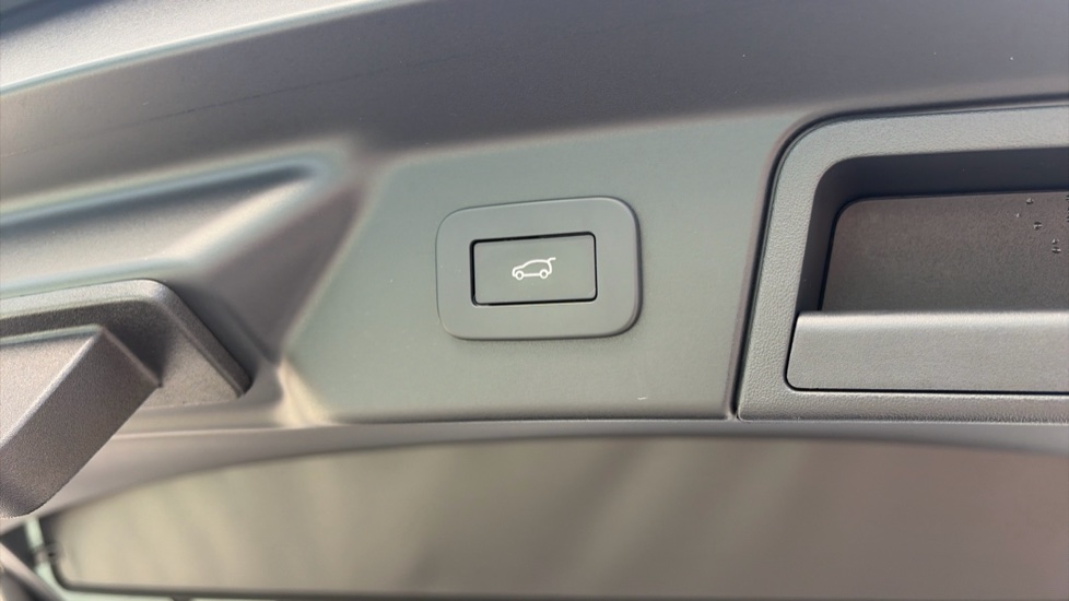 Land Rover Range Rover Velar 2.0 D200 MHEV Dynamic HSE 5dr Auto Diesel Estate - Image 35