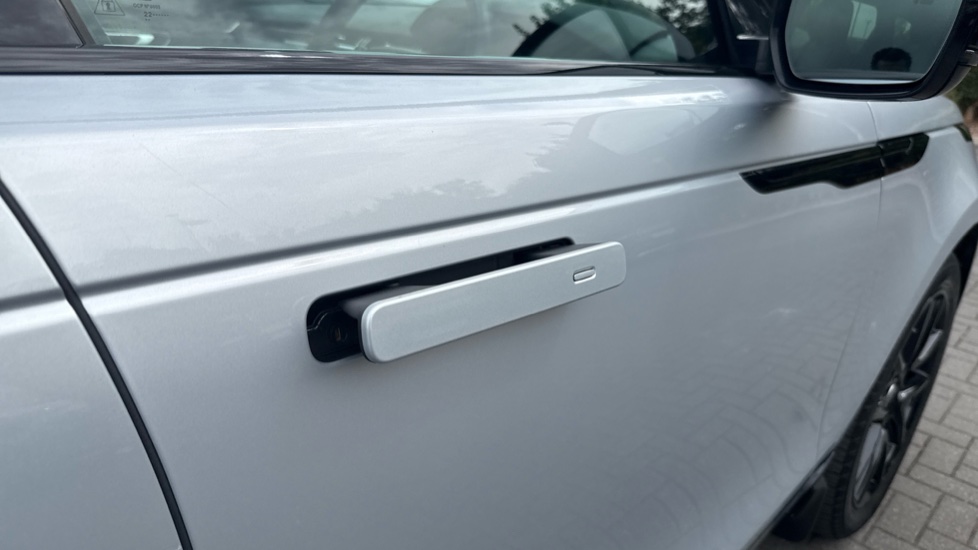 Land Rover Range Rover Velar 2.0 P400e R-Dynamic HSE 5dr Auto Estate - Image 30