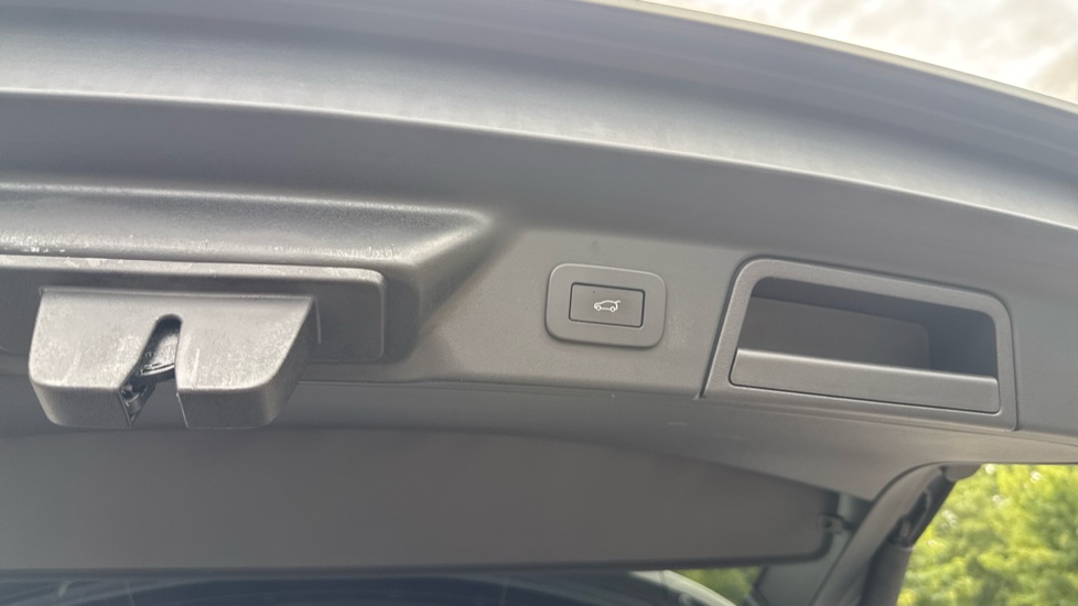 Land Rover Range Rover Velar 2.0 P400e R-Dynamic HSE 5dr Auto Estate - Image 34
