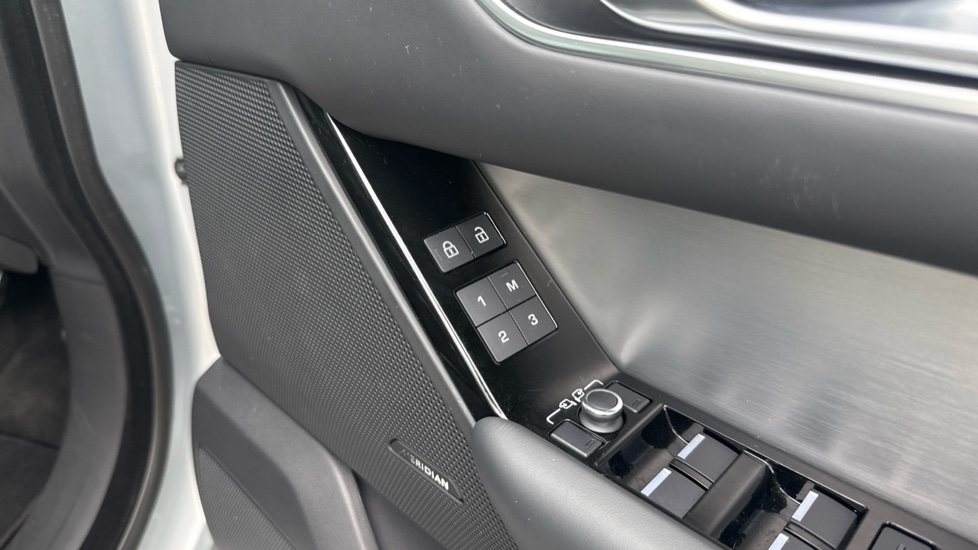 Land Rover Range Rover Velar 2.0 P400e R-Dynamic HSE 5dr Auto Estate - Image 38