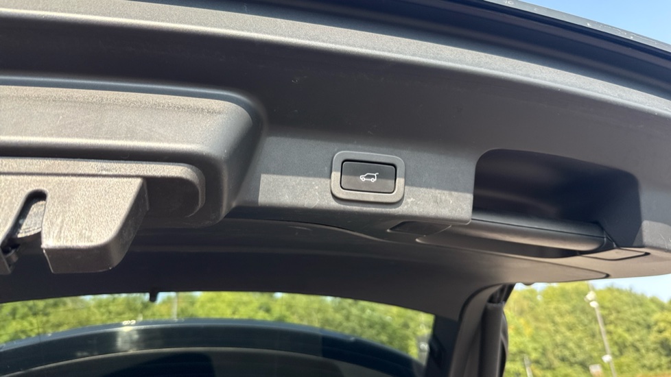 Jaguar F-Pace 2.0 P250 R-Dynamic SE 5dr Auto AWD Petrol Estate - Image 32