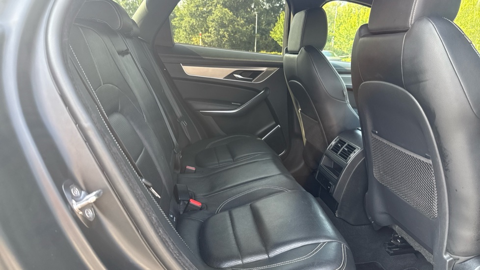 Jaguar F-Pace 2.0 P250 R-Dynamic SE 5dr Auto AWD Petrol Estate - Image 39