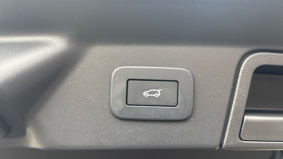 Land Rover Range Rover Velar 2.0 D200 MHEV Dynamic SE 5dr Auto Diesel Estate - Image 37