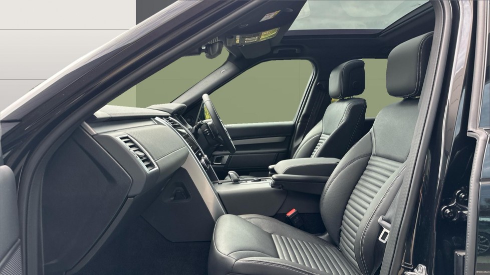 Land Rover Discovery 3.0 D350 Dynamic SE 5dr Auto Diesel Station Wagon - Image 3