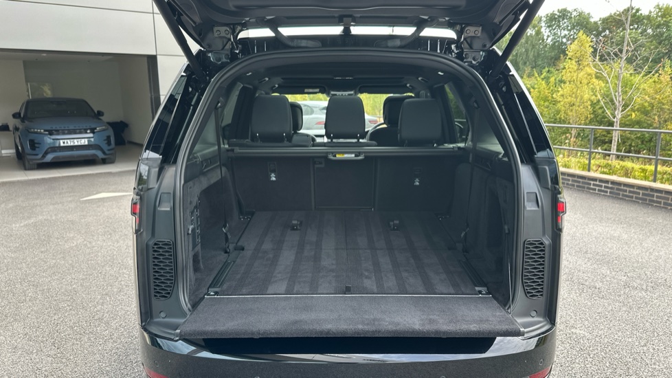 Land Rover Discovery 3.0 D350 Dynamic SE 5dr Auto Diesel Station Wagon - Image 10