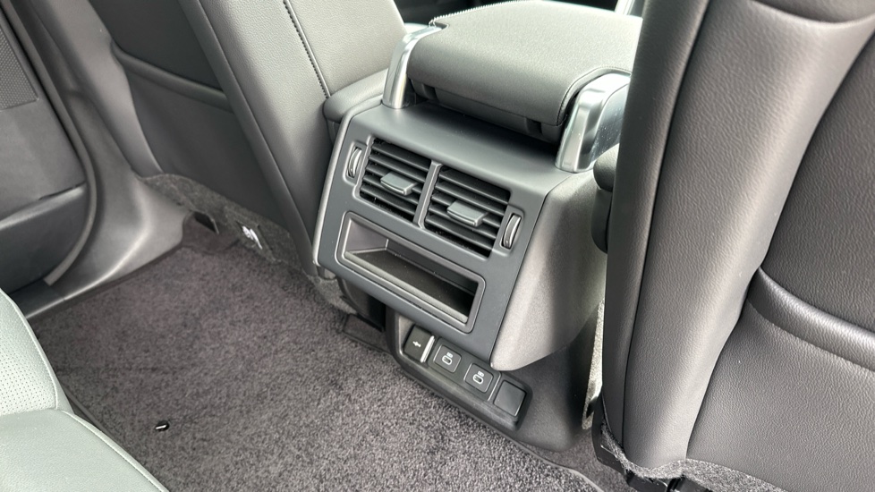 Land Rover Discovery 3.0 D350 Dynamic SE 5dr Auto Diesel Station Wagon - Image 18